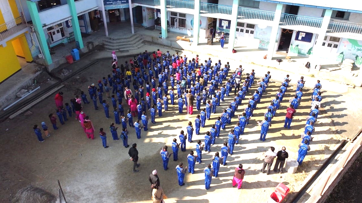 ललितपुरको महालक्ष्मी नगरपालिकामा रहेको भानोदय आधारभूत विद्यालयको एसेम्बली। तस्बिरः भानोदय आधारभूत विद्यालय